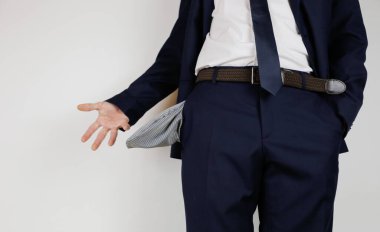 Takım elbiseli bir adam ceplerini boşalttı. Finansal kriz. İflas, iş dünyasında. Parası olmayan bir girişimci..