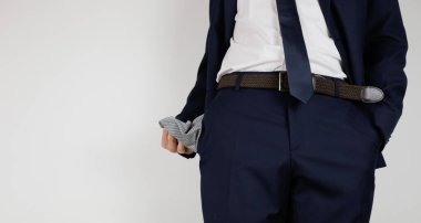 Takım elbiseli bir adam ceplerini boşalttı. Finansal kriz. İflas, iş dünyasında. Parası olmayan bir girişimci..