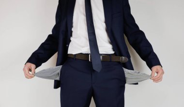 Takım elbiseli bir adam ceplerini boşalttı. Finansal kriz. İflas, iş dünyasında. Parası olmayan bir girişimci..