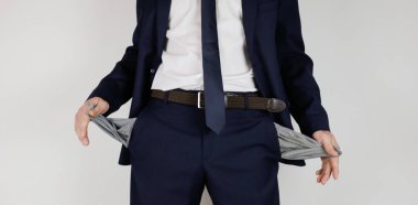Takım elbiseli bir adam ceplerini boşalttı. Finansal kriz. İflas, iş dünyasında. Parası olmayan bir girişimci..