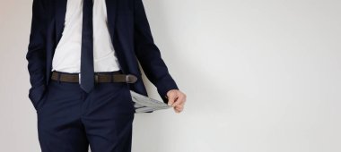 Takım elbiseli bir adam ceplerini boşalttı. Finansal kriz. İflas, iş dünyasında. Parası olmayan bir girişimci..
