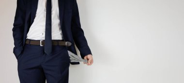 Takım elbiseli bir adam ceplerini boşalttı. Finansal kriz. İflas, iş dünyasında. Parası olmayan bir girişimci..