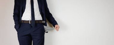 Takım elbiseli bir adam ceplerini boşalttı. Finansal kriz. İflas, iş dünyasında. Parası olmayan bir girişimci..