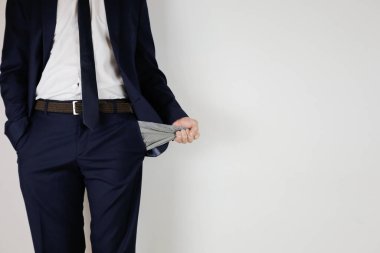 Takım elbiseli bir adam ceplerini boşalttı. Finansal kriz. İflas, iş dünyasında. Parası olmayan bir girişimci..