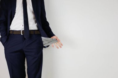 Takım elbiseli bir adam ceplerini boşalttı. Finansal kriz. İflas, iş dünyasında. Parası olmayan bir girişimci..