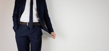 Takım elbiseli bir adam ceplerini boşalttı. Finansal kriz. İflas, iş dünyasında. Parası olmayan bir girişimci..