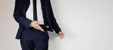Takım elbiseli bir adam ceplerini boşalttı. Finansal kriz. İflas, iş dünyasında. Parası olmayan bir girişimci..