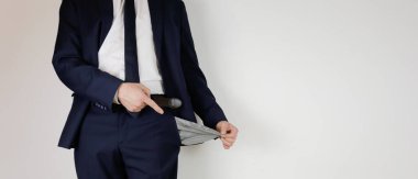 Takım elbiseli bir adam ceplerini boşalttı. Finansal kriz. İflas, iş dünyasında. Parası olmayan bir girişimci..