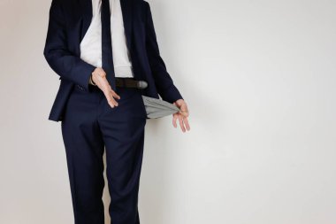 Takım elbiseli bir adam ceplerini boşalttı. Finansal kriz. İflas, iş dünyasında. Parası olmayan bir girişimci..