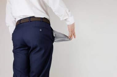 Takım elbiseli bir adam ceplerini boşalttı. Finansal kriz. İflas, iş dünyasında. Parası olmayan bir girişimci..