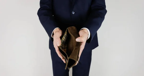 一个穿着西装的人手里拿着一个空钱包 却没有钱 金融危机 破产的业务 老板很失望 — 图库照片