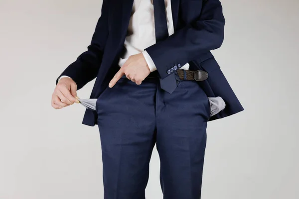 スーツを着た男がポケットを裏返しにした 金融危機 事業の破産 お金のない起業家 — ストック写真