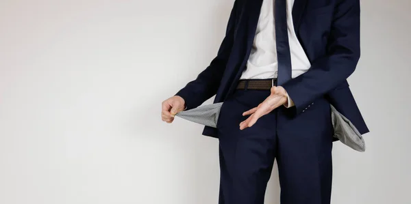 スーツを着た男がポケットを裏返しにした 金融危機 事業の破産 お金のない起業家 — ストック写真