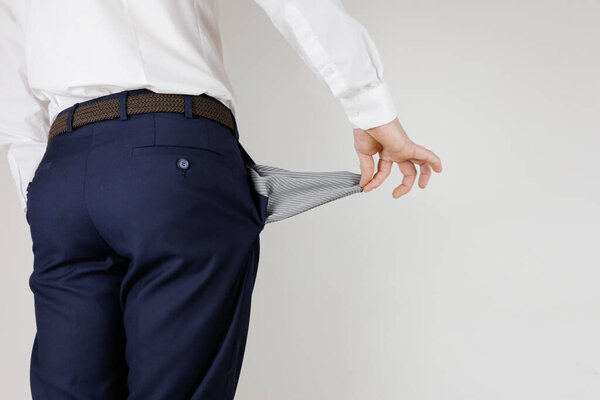 Человек в деловом костюме вывернул карманы наизнанку. Финансовый кризис. Банкротство в бизнесе. Предприниматель без денег
.