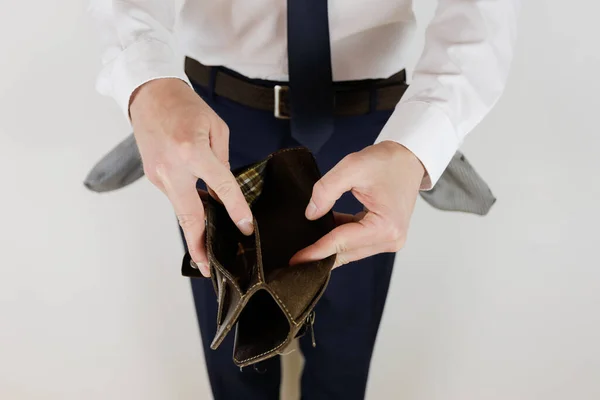 スーツを着た男がお金のない財布を手に持っている 金融危機 事業の破産 雇用主は失望している — ストック写真