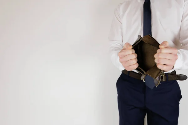 Hombre Con Traje Negocios Tiene Sus Manos Una Cartera Vacía —  Fotos de Stock