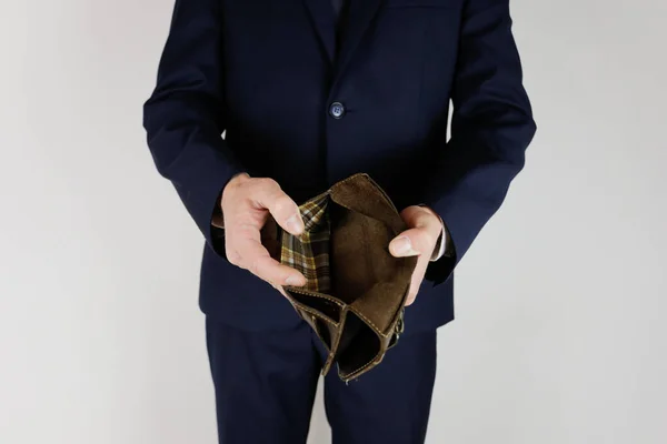 Muž Obleku Drží Rukou Prázdnou Peněženku Bez Peněz Finanční Krize — Stock fotografie