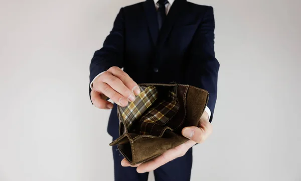 Ένας Άντρας Κοστούμι Κρατά Στα Χέρια Του Ένα Άδειο Πορτοφόλι — Φωτογραφία Αρχείου