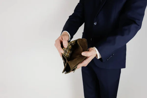 Muž Obleku Drží Rukou Prázdnou Peněženku Bez Peněz Finanční Krize — Stock fotografie
