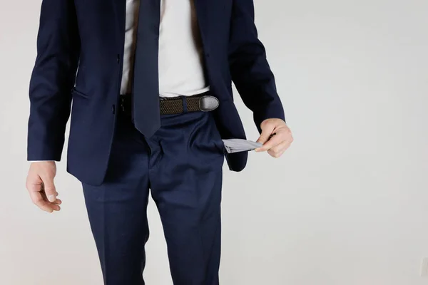 スーツを着た男がポケットを裏返しにした 金融危機 事業の破産 お金のない起業家 ロイヤリティフリーのストック写真