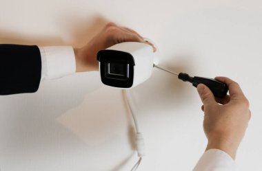 Ev güvenliği için kapalı devre kamera kurulumu. Video kamera, akıllı ev teknolojisi