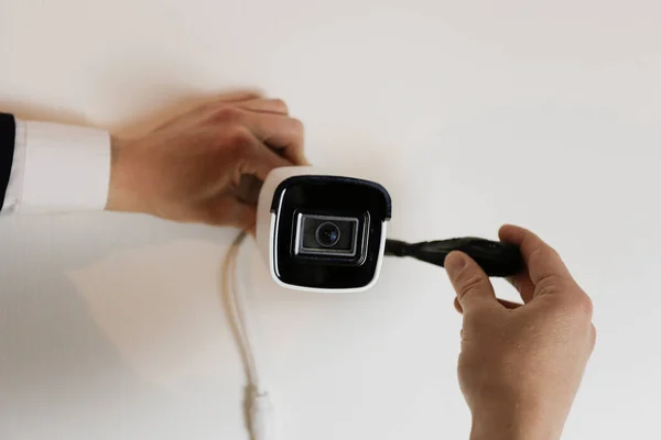 ホームセキュリティのためのCctvカメラのインストール スマートホーム技術のVidecam ロイヤリティフリーのストック画像