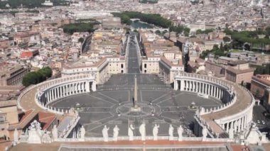 Vatikan 'daki Aziz Peter Bazilikası' nın tepesinden çan çalıyor.