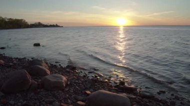Kronstadt ve St. Petersburg yakınlarındaki Finlandiya Baltık Körfezi üzerinde gün batımı.