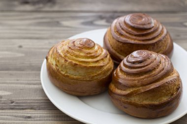 Ev yapımı tarçın ruloları.