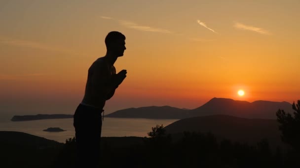 Junger Mann trainiert bei Sonnenuntergang — Stockvideo