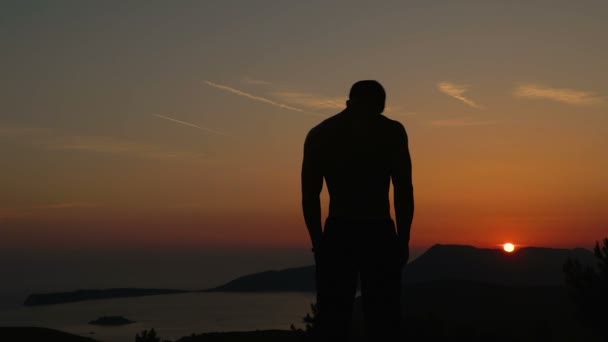 Un jeune homme s'entraîne au coucher du soleil — Video