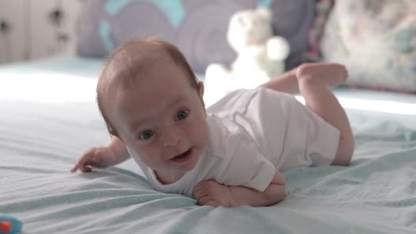 Baby on stomach saliva — Stock Video