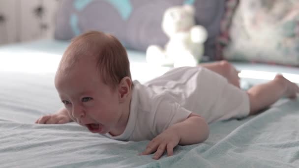 Baby auf dem Bauch und weint. Kugelstoßer. — Stockvideo