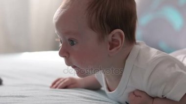 Mide ve gülümseyen bebek. Dolly vurdu.