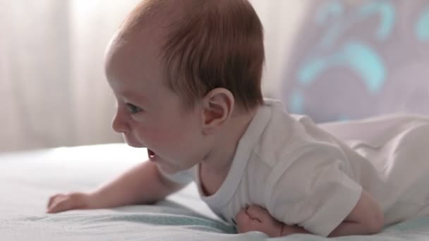 Baby op maag en glimlachen. Dolly schot. — Stockvideo