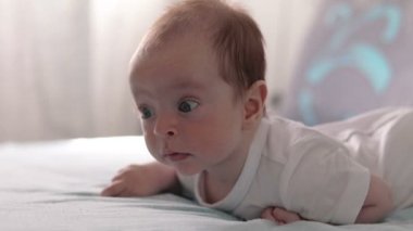 Mide ve gülümseyen bebek. Dolly vurdu.