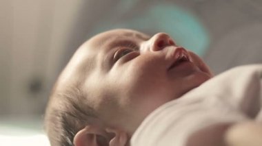 Güleryüzlü yüz küçük bebek