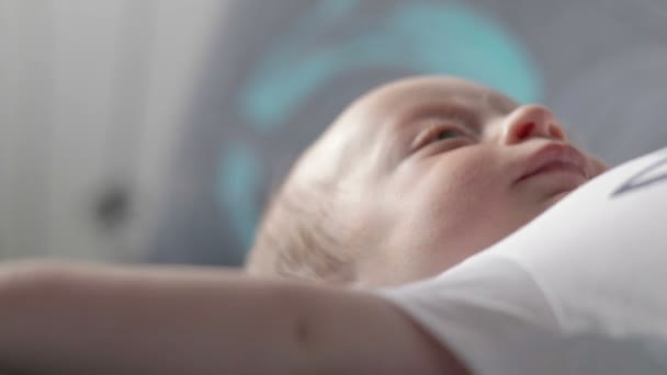 Visage sentant du petit bébé — Video