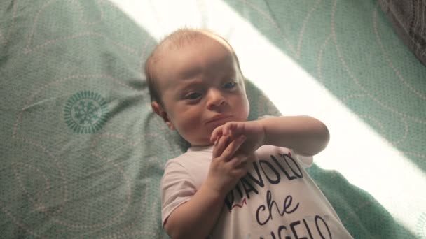 Bebê feliz na cama — Vídeo de Stock