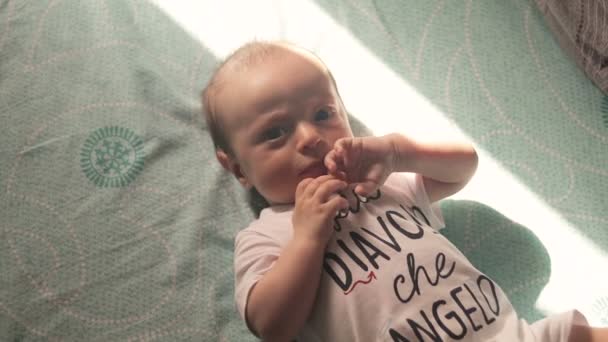 Bebé feliz en la cama — Vídeos de Stock