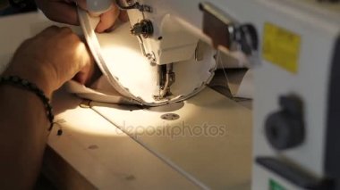 Bir adam için bir dikiş makinesi İnşaat.