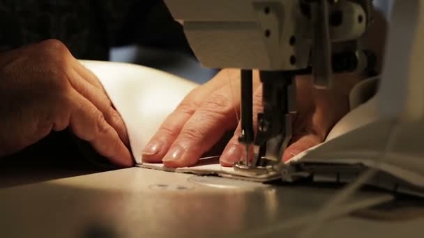 Um homem trabalha para uma máquina de costura . — Vídeo de Stock