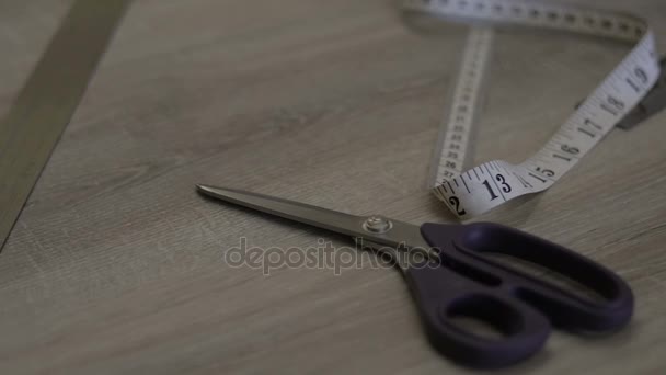 Closeup Šicí příslušenství. nůžky, hadřík, měřicí pásky, pásky — Stock video
