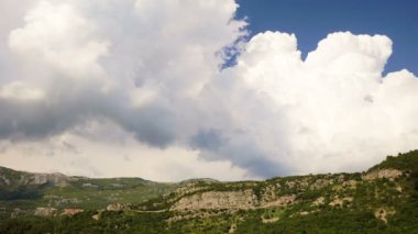 Bulutlar dağlar ve şehir üzerine