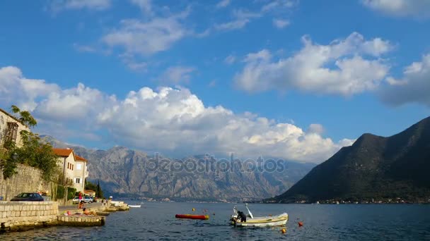 Timelapse mare e montagne. Barche — Video Stock