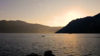 Doğal gündoğumu arka plan güneş doğuyor. Deniz ve dağlar.