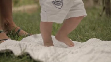 Bebek ilk adımları çimenlerin üzerinde