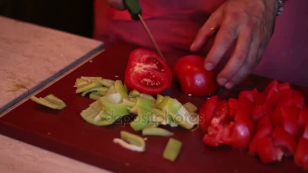 Άποψη του ανθρώπου κοπής ντομάτα και πιπέρι σαλάτα — Αρχείο Βίντεο