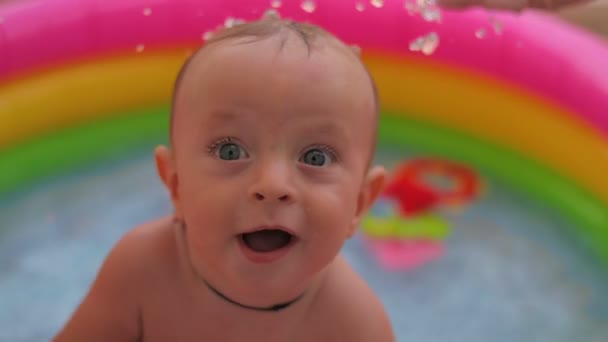 Bebé-niño se baña en una piscina — Vídeos de Stock