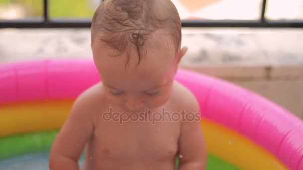 Baby-boy bathes in a pool — Stock Video